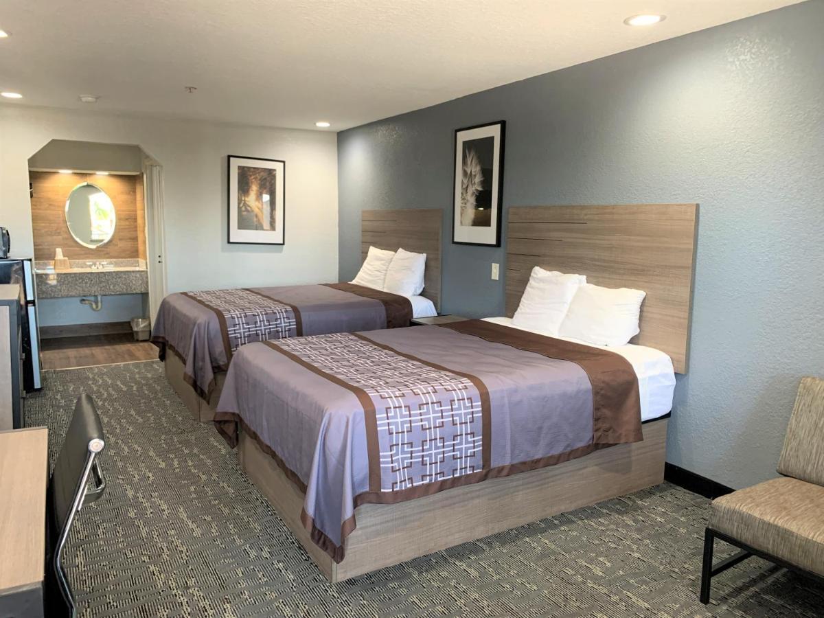 Sunrise Inn & Suites 钱诺夫 外观 照片