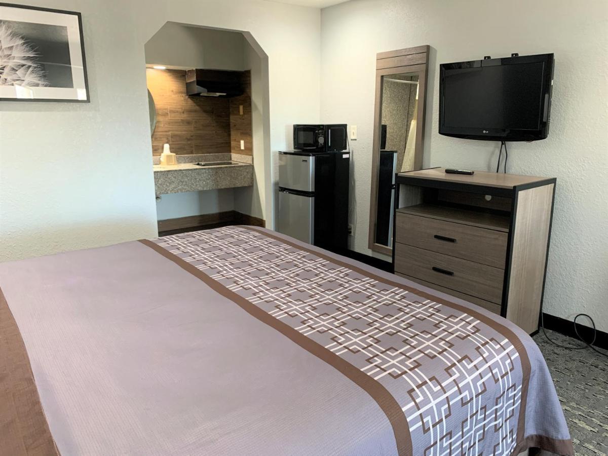 Sunrise Inn & Suites 钱诺夫 外观 照片