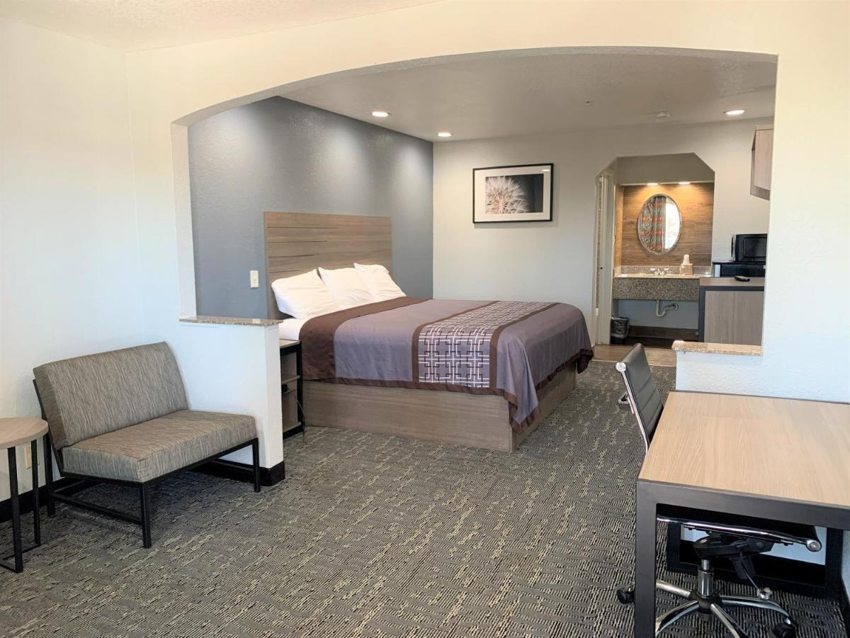 Sunrise Inn & Suites 钱诺夫 外观 照片
