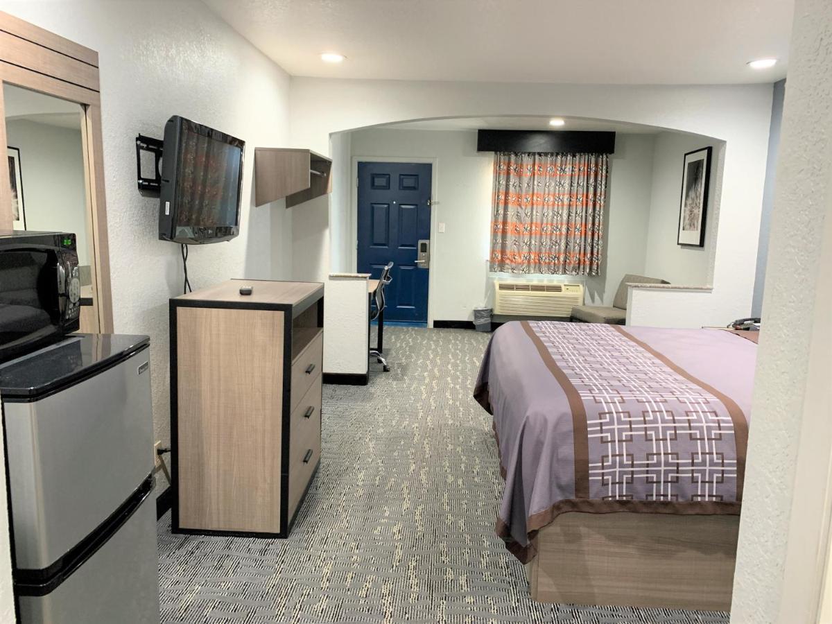 Sunrise Inn & Suites 钱诺夫 外观 照片