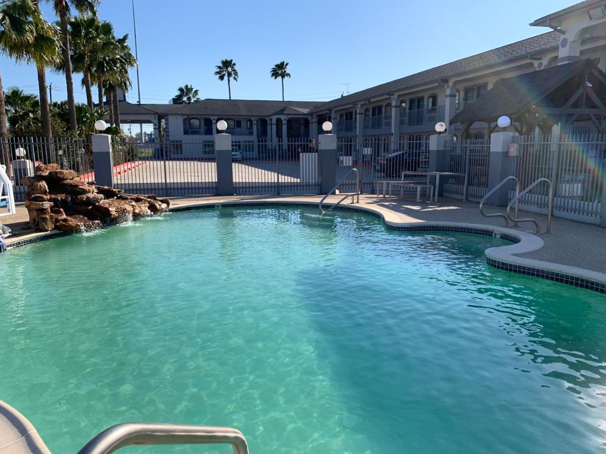 Sunrise Inn & Suites 钱诺夫 外观 照片